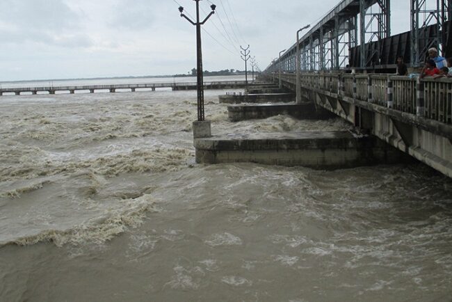 सप्तकोशी ब्यारेजका ३१ ढोका खोलिए, उच्च खतराको संकेत