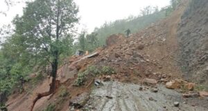 मुग्लिन-नारायणगढ सडकमा फेरि खस्यो पहिरो, सडक अवरुद्ध