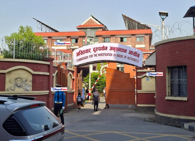 काठमाडौं महानगरका लेखा अधिकृत घुससहित अख्तियारको नियन्त्रणमा 