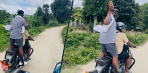 चलिरहेको मोटरसाइकलमा उभिएर यात्रा गर्ने रास्वपा सांसद बब्लु गुप्तालाई ५ सय जरिवाना
