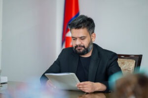 प्रधानमन्त्रीको सचिवालयबाट हटाइए माधव खनाल