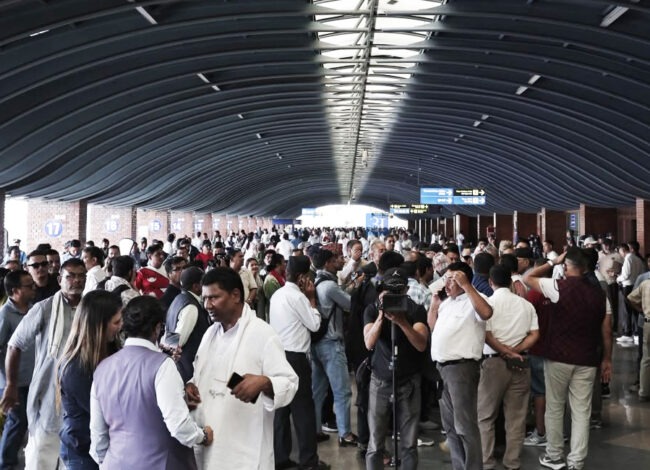 साढे पाँच महिनापछि स्वदेश फर्किए देउवा, स्वागतका लागि बाजागाजासहित विमानस्थल पुगे कार्यकर्ता