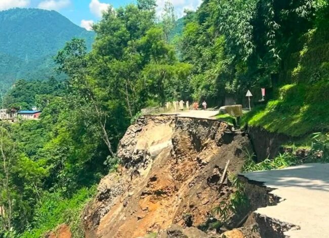 पैदल यात्रुसमेत हिंड्न नमिल्ने गरी भासियो कृष्णभीरको सडक, पृथ्वी राजमार्ग पूर्णरूपमा ठप्प