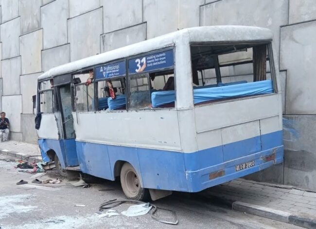 ग्वार्कोस्थित फ्लाई ओभरको भित्तामा बस ठोकिँदा १ जनाको मृत्यु, १७ जना घाइते 