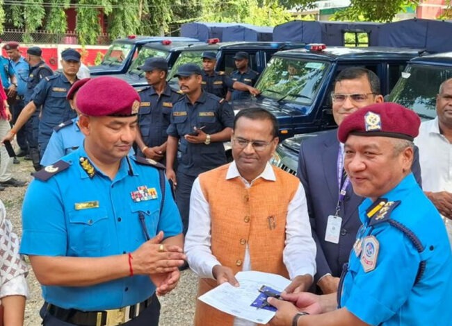 मधेश सरकारद्वारा नेपाल प्रहरीलाई १२ वटा पिकअप जिप हस्तान्तरण 