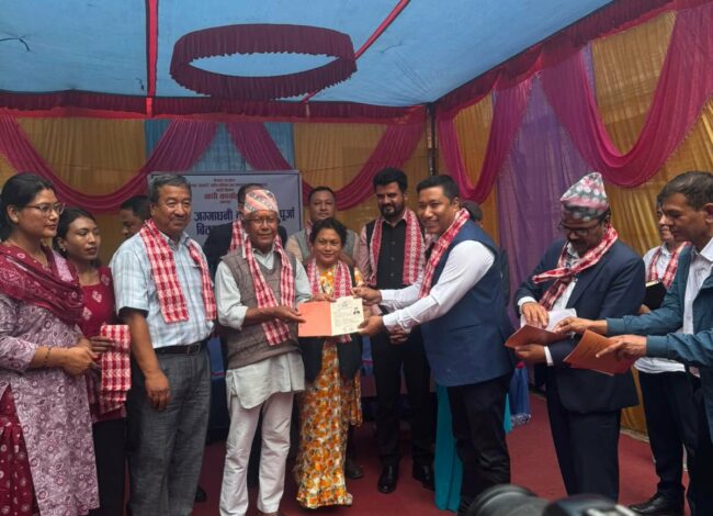 नापजाँच सकिएको चार वर्षपछि भक्तपुरका ४२१ परिवारले पाए लालपुर्जा