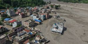 सशस्त्र प्रहरीद्वारा रसुवा बाढीमा परेकाहरूको आपतकालीन राहत तथा उद्धार सामग्री बाढी प्रभावित क्षेत्रमा पुर्याइँदै