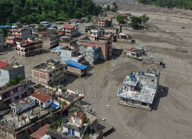 सशस्त्र प्रहरीद्वारा रसुवा बाढीमा परेकाहरूको आपतकालीन राहत तथा उद्धार सामग्री बाढी प्रभावित क्षेत्रमा पुर्याइँदै