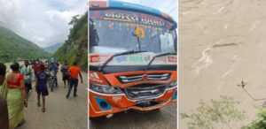 बसको ठक्करबाट सुनकोशीमा खस्यो कार, कारभित्र ४ यात्रु रहेको खुलासा 