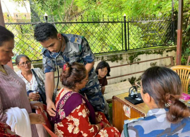 भोटेकोशीको बाढीमा परेका १ हजारभन्दा बढीको स्वास्थ्य उपचार