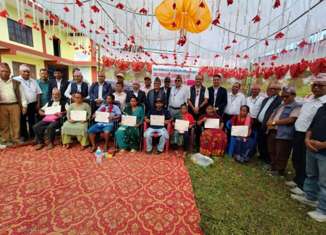 तनहुँको देवघाटमा लालपुर्जा वितरण, १० सुकुम्बासी परिवार बने जग्गाधनी