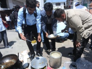 ग्यास अभावविरुद्ध अखिल क्रान्तिकारीको सडक प्रदर्शन, सडकमा दाउरा बालेर पकाए खाना