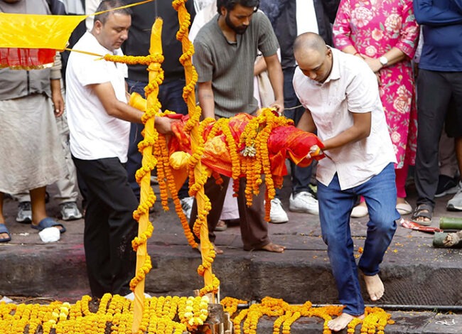 भोटेकोसी बाढीमा बेपत्ताको कुशको प्रतिमा बनाएर पशुपतिमा दाहसंस्कार