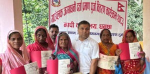 नाप जाँच सकिएको ११ वर्षपछि धनुषाका ३६५ परिवारले पाए लालपुर्जा