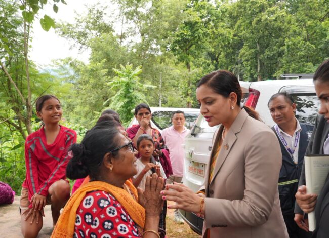 स्वास्थ्य मन्त्री मेहता बाढी प्रभावित क्षेत्रको अनुगमनमा, अस्पतालहरूको निरीक्षण