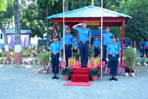 प्रहरीका उच्च अधिकारीहरू पुलिस ब्याटनमा, मातहतका प्रहरी बाढी प्रभावित नागरिकको उद्दारमा