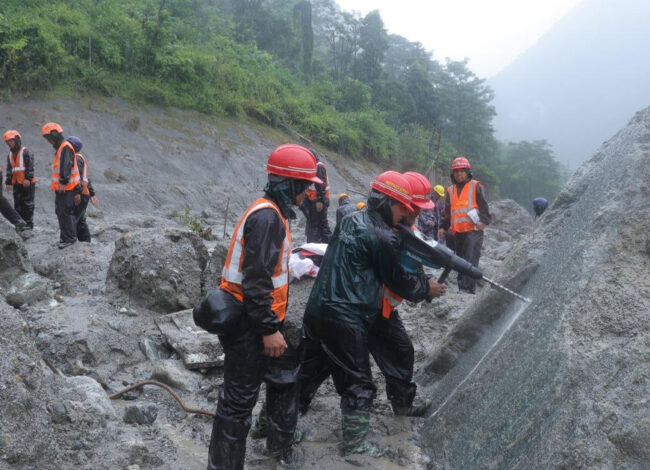 यी हुन् अपर त्रिशुली १ मा हराइरहेका कर्मचारी(नमावलीसहित)