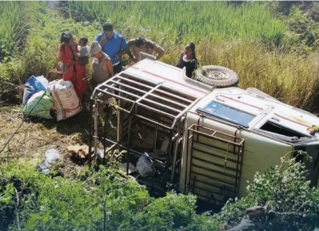 उदयपुरमा ब्रेक फेल भएको जिप सडकबाट खस्दा १५ जना घाइते