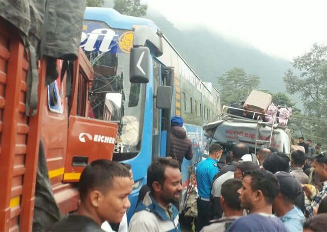कुरिनटारमा ट्रक, बस र माइक्रो आपसमा ठोक्किए, ११ जना घाइते, थप विवरण आउन बाकि 