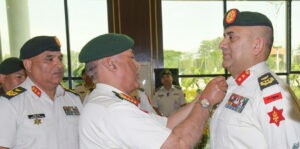 प्रधान सेनापति सिग्देलद्वारा उपरथीमा पदोन्नति भएका खत्रीलाई दर्ज्यानी चिन्ह प्रदान