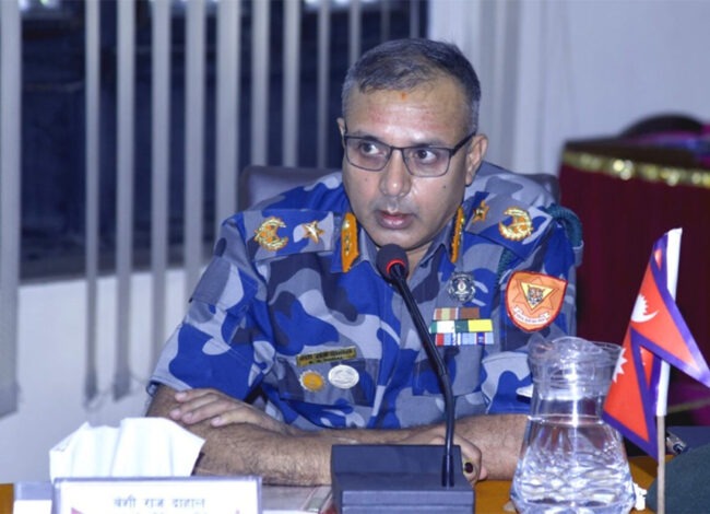 एक हप्तामै अवकाशमा जान लागेका एआईजी बंशी दाहाल निलम्बित,  मध्यरातमा चोलेन्द्रशमशेरलाई भेट्न गएको आरोप