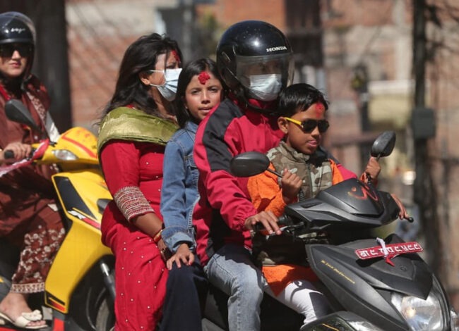 दशैंको टीकासँगै काठमाडौँ उपत्यकामा बढ्यो चहलपहल, आफन्तकहाँ आशीर्वाद थाप्न जानेको लर्को