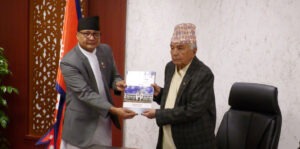 निर्वाचन आयोगद्वारा वार्षिक प्रतिवेदन राष्ट्रपति पौडेलसमक्ष पेश