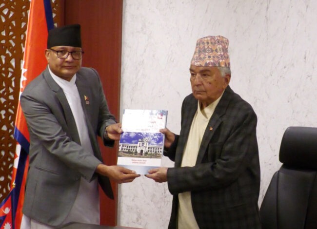 निर्वाचन आयोगद्वारा वार्षिक प्रतिवेदन राष्ट्रपति पौडेलसमक्ष पेश